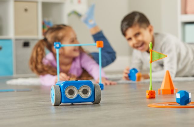 The benefits of STEM toys for children - Kids play with STEM robot toy